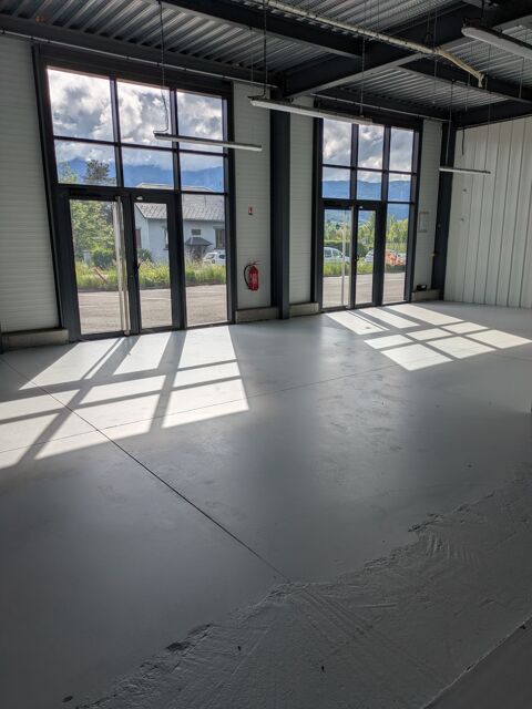   Local commercial à louer proche de CHAMBERY (73)576 m² 