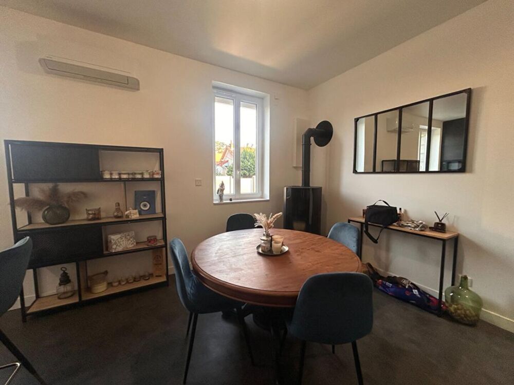 Maison de ville rénovée avec terrain clos de 200 m² et terrain de pétanque