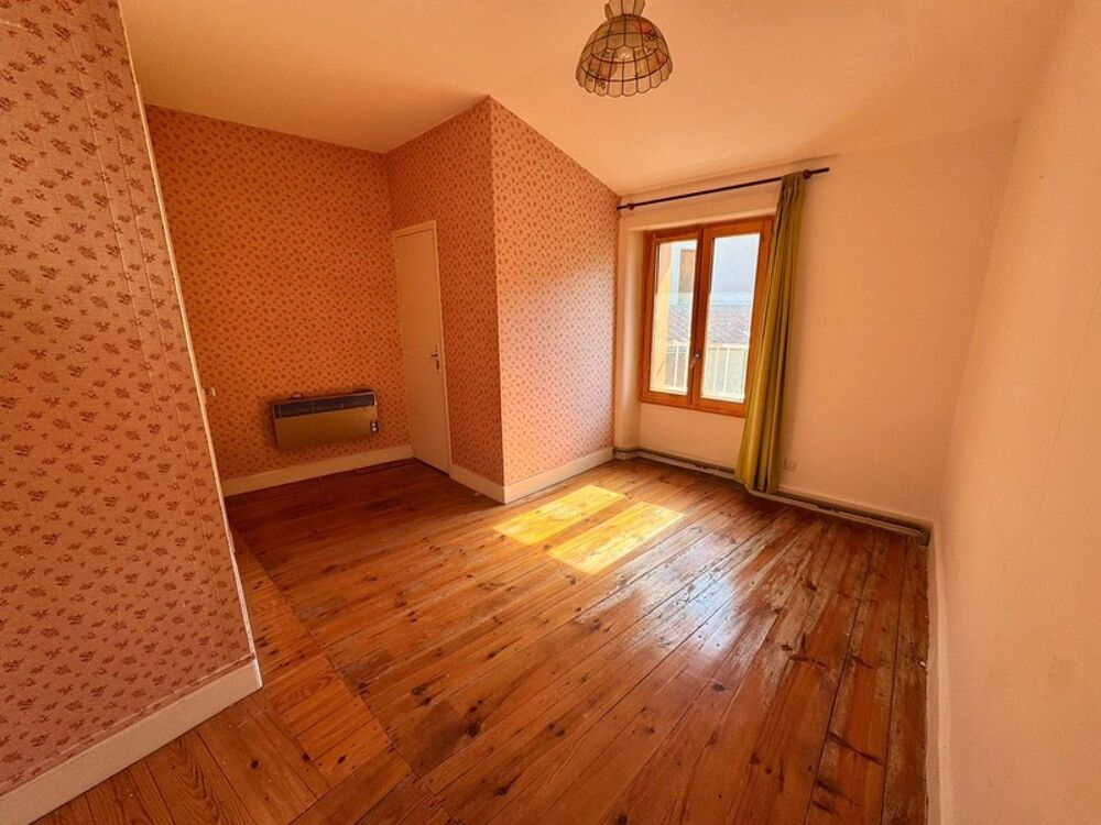Maison de bourg avec terrasse et dépendance  Fort potentiel à Luriecq (42380)