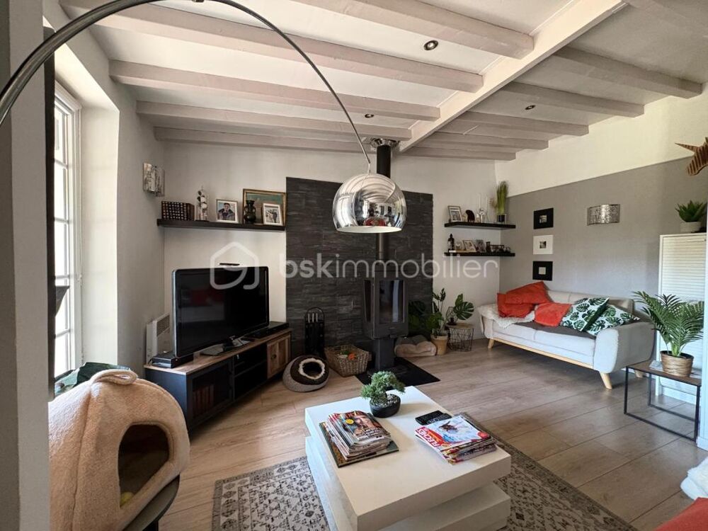 Découvrez cette maison familiale de plain pied avec piscine dans un cadre agréable