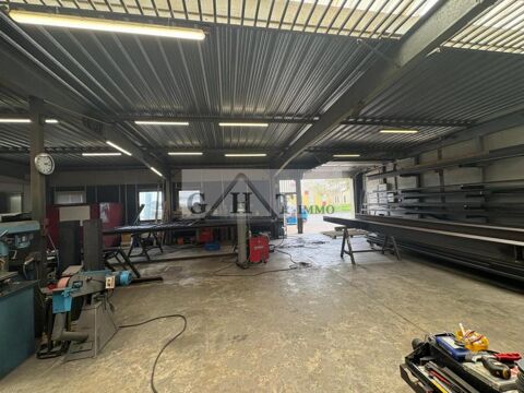 ENTREPOT 370 M&sup2; A VAUX LE PENIL A VENDRE 435000 77000 Vaux le penil