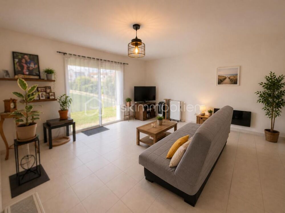Maison de plain-pied 79 m²  2 chambres  Jardin  Vendue louée  Arces-sur-Gironde