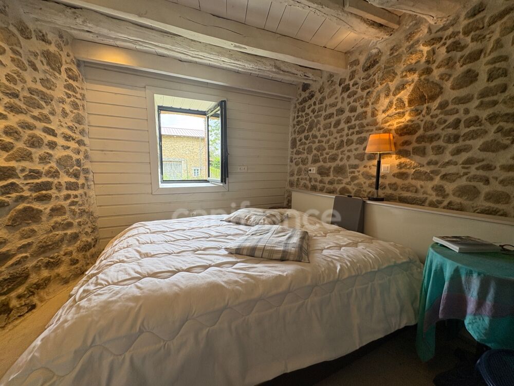 proche d' AMBERT (63) CORPS DE FERME en pierre renové avec sa grange indépendante TERRAIN de 1209 M2
