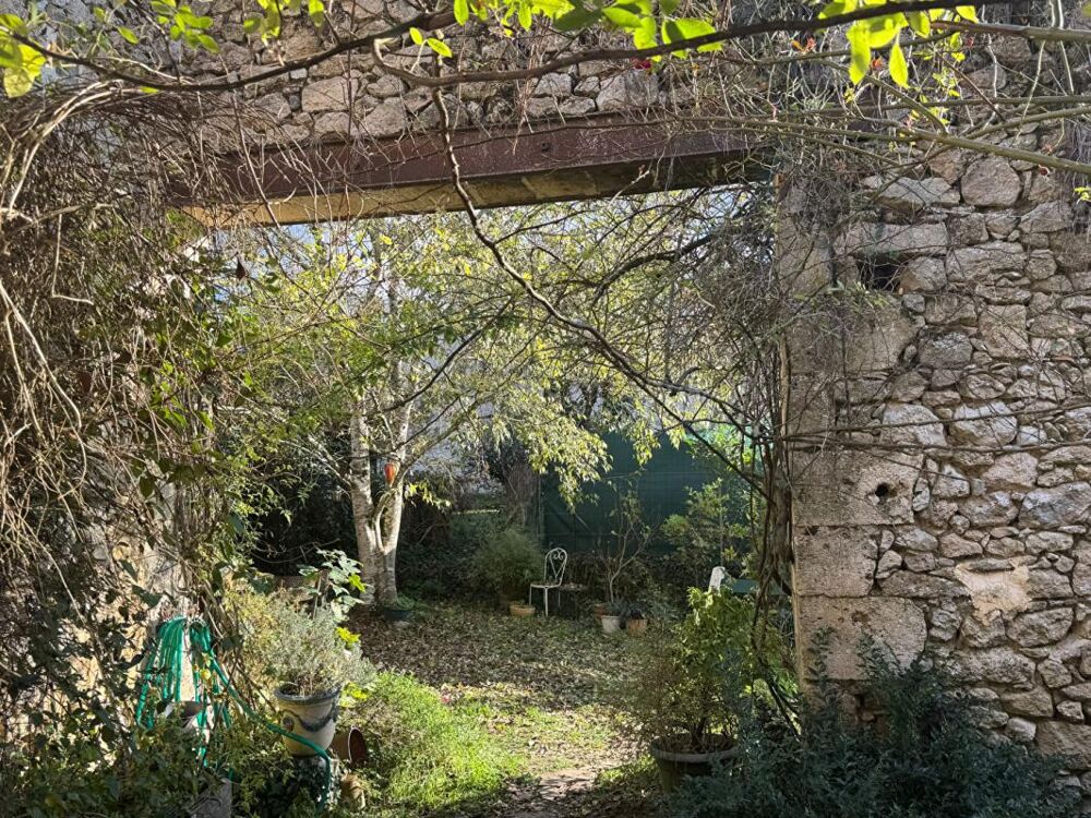 maison en pierre avec dépendance