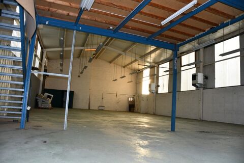   VENTE ou LOCATION - Centre ville de l'Ile Bouchard, beau local d'activité - 310 m² au sol et belle vitrine - Nombreuses possibil 