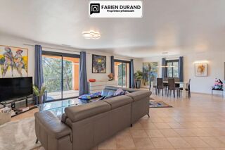 Vente Propriété/Château Maison de 204 m² avec piscines, salle de sport, salle de cinéma La motte
