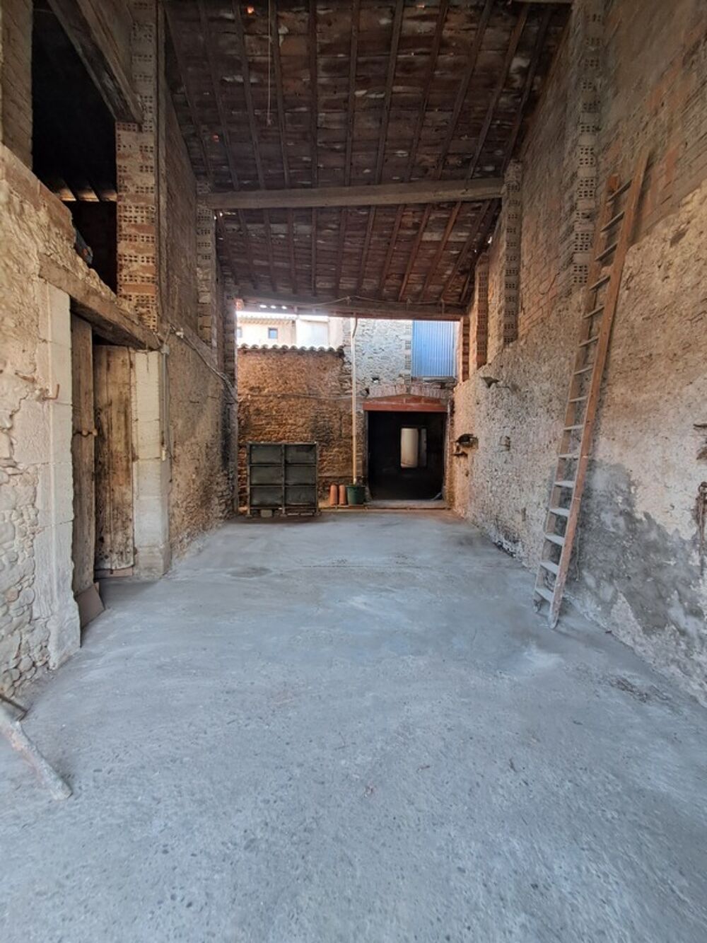Maison de village traversante, grand garage, grange et fort potentiel  Pexiora