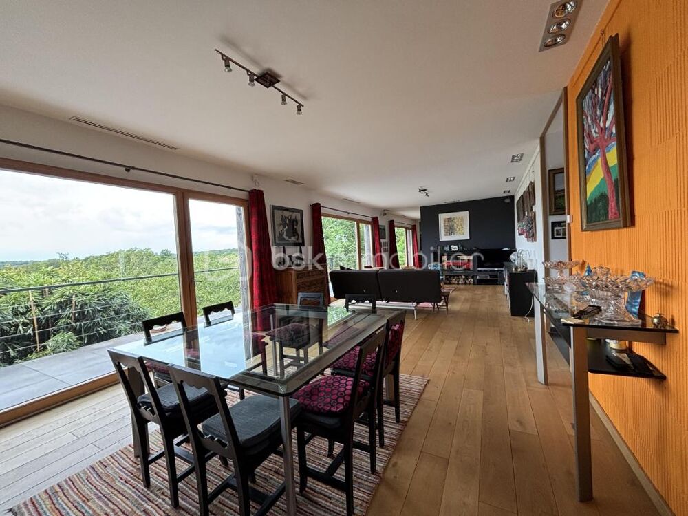 Entre Lunéville et Baccarat, récente et simplissime villa-belvédère