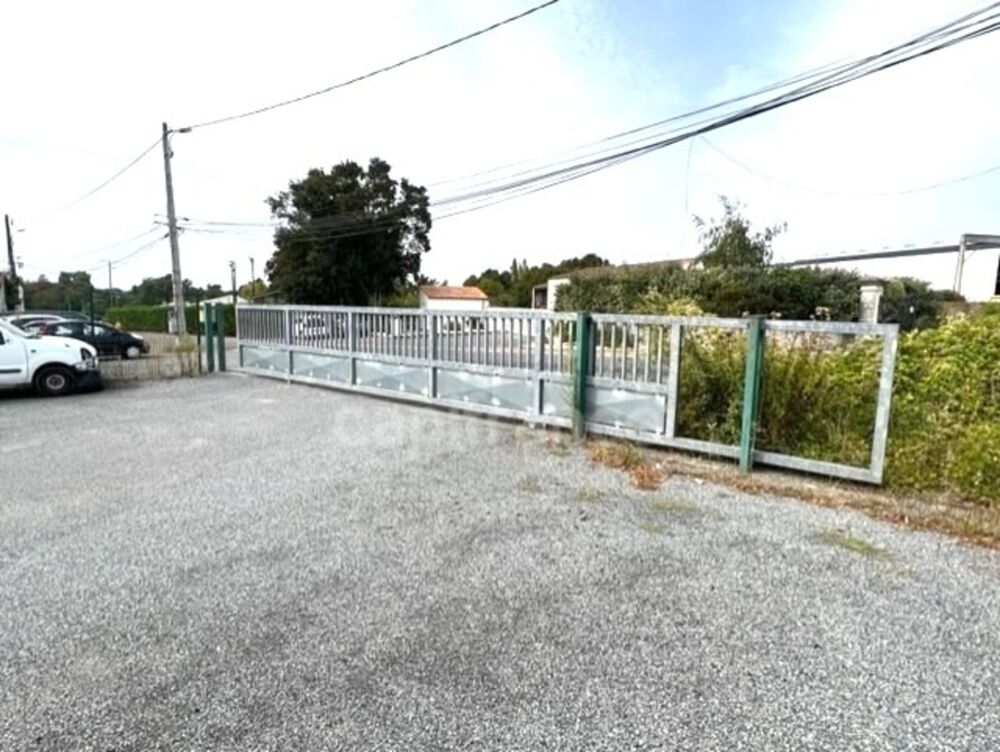   Dpt Charente Maritime (17), à vendre proche de SAINTES Entrepots parkings et Bureaux Saintes