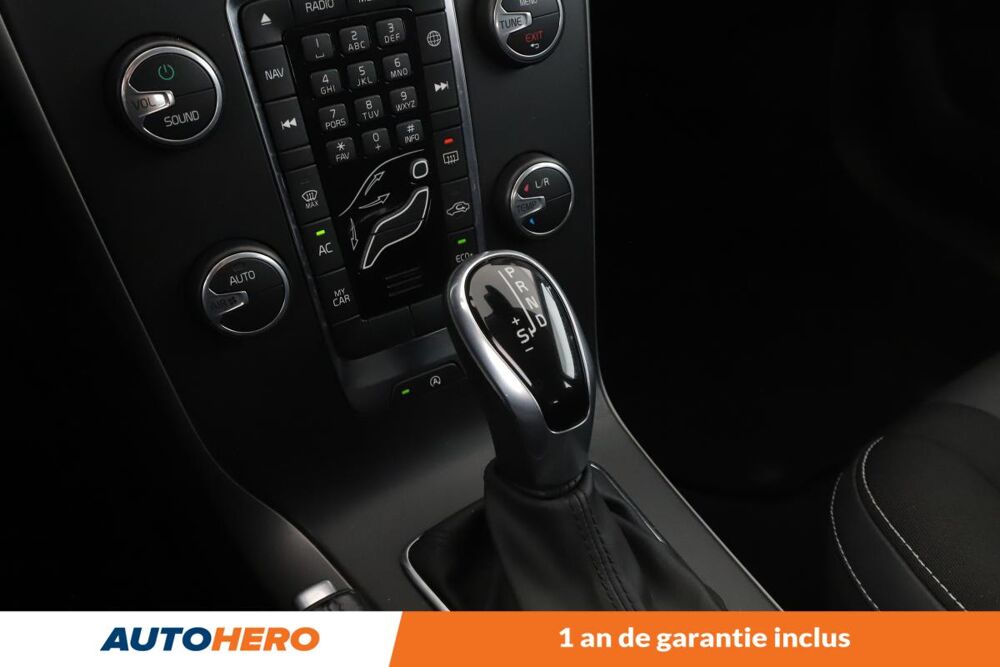 V40 2.0 D2 Momentum Business Geartronic 6 120 ch 2016 occasion 92130 Issy-les-Moulineaux