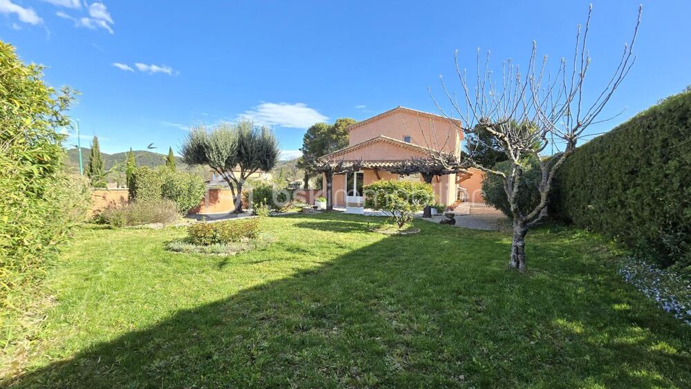 Maison T4 avec panneaux solaires, double garage et jardin