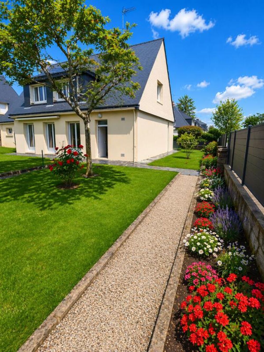 Maison de 105 m² - 5 pièces - terrain 495 m² - au calme en impasse - 2 garages - proximité du centre-ville (350 m)