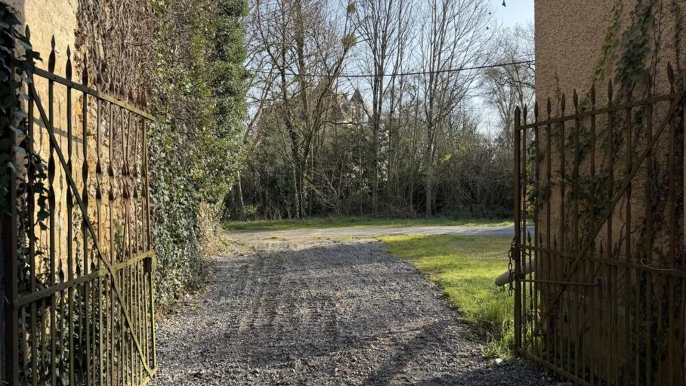 Vente Maison Charmante maison de village au sein d'un domaine avec chatea Saint secondin