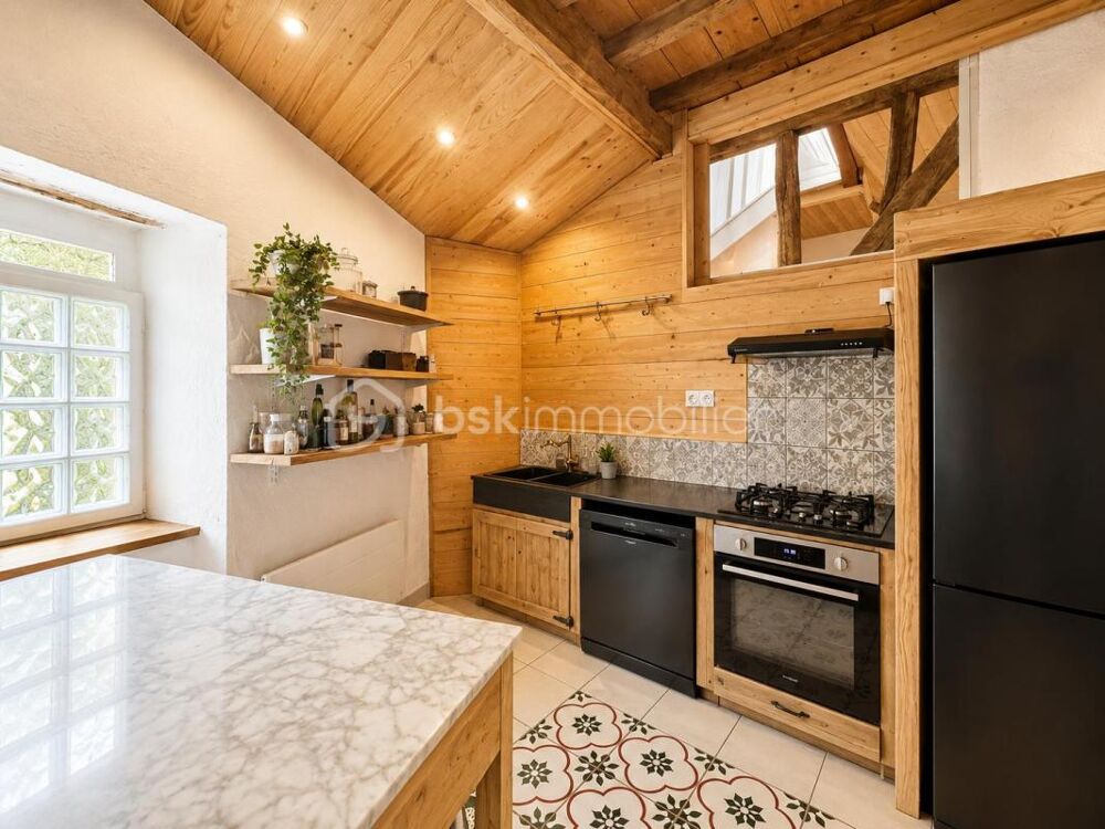 Maison de caractère en pierre  Poutres, sauna & cour  Coeur de Vic