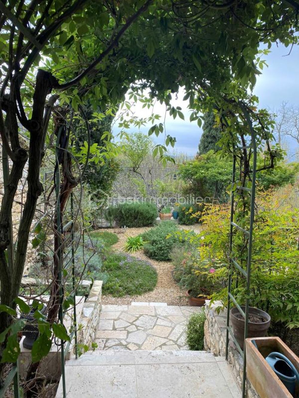 MAISON DE CARACTERE AVEC JARDIN D'EXCEPTION,PISCINE ET VUE IMPRENABLE-PROCHE UZES