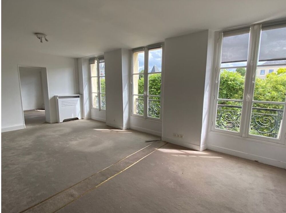   Au pied de la gare de Versailles, bureaux à louer dans un hôtel particulier Versailles