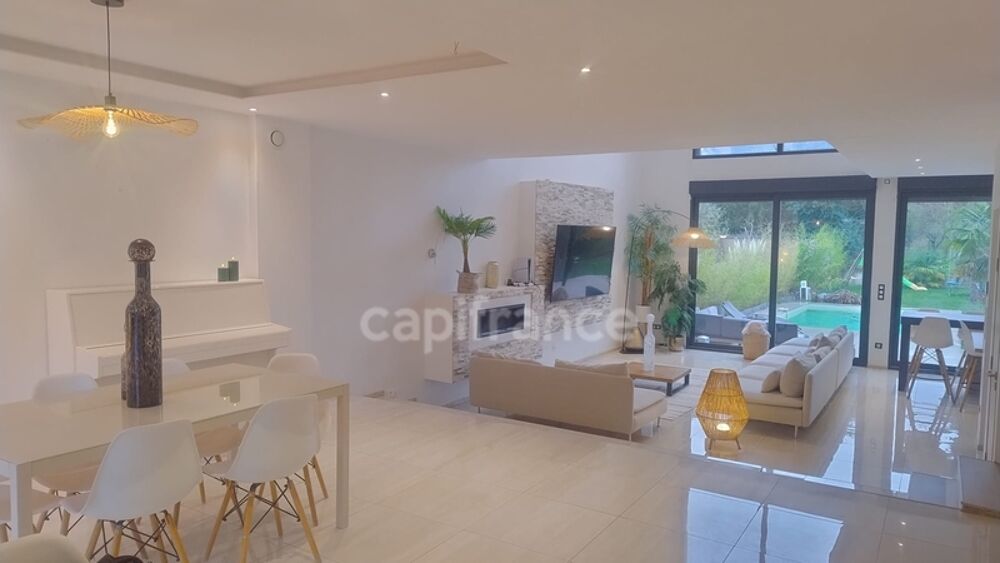 Maison d'exception avec piscine à vendre de 11 pièces GROSLAY (95)