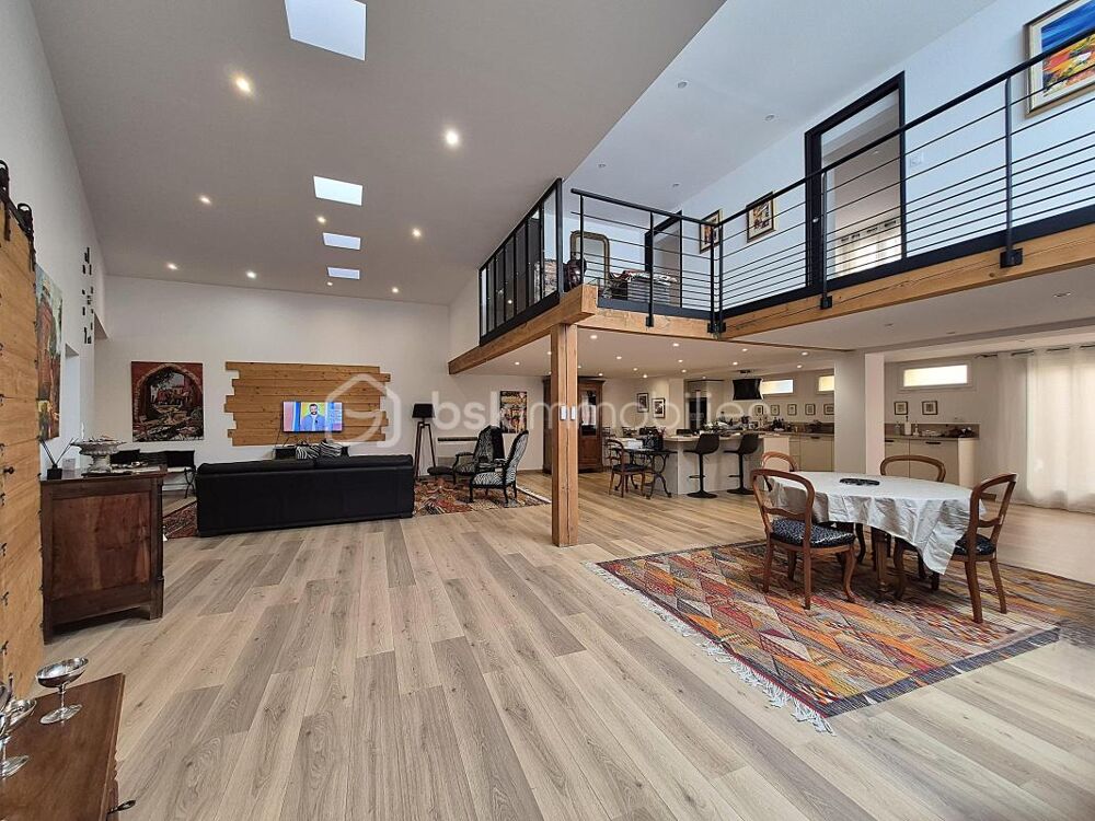 Duplex dexception de 204 m² au coeur du village  Garage & stationnement privatif