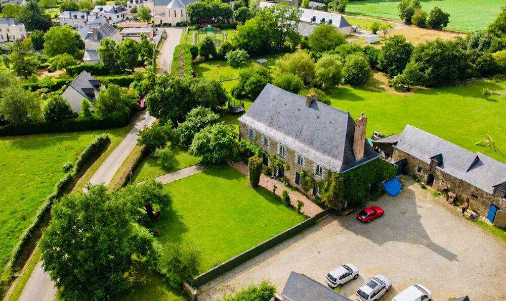 À VENDRE MAYENNE  Manoir dexception du XIIIe siècle sur 3 hectares  Gîte ou demeure familiale de charme