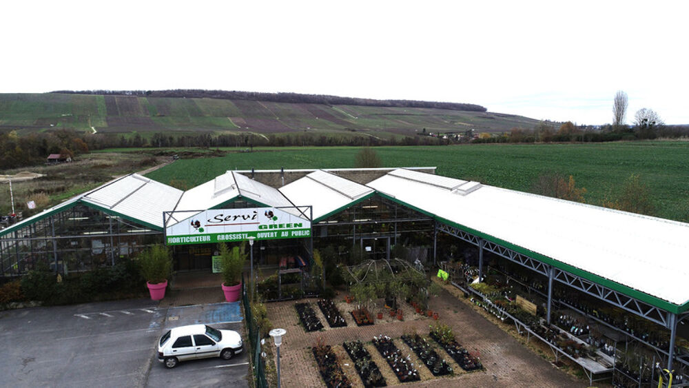   Château-Thierry à louer un ensemble de serres commerciales de 1022 m2 sur un terrain de 4158 m2 