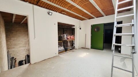   À Meaux – Espace, fonctionnalité et confort ! Entrepôt de 326 m² sur deux niveaux avec bureaux + maison de 85 m² (2 chambres ou 