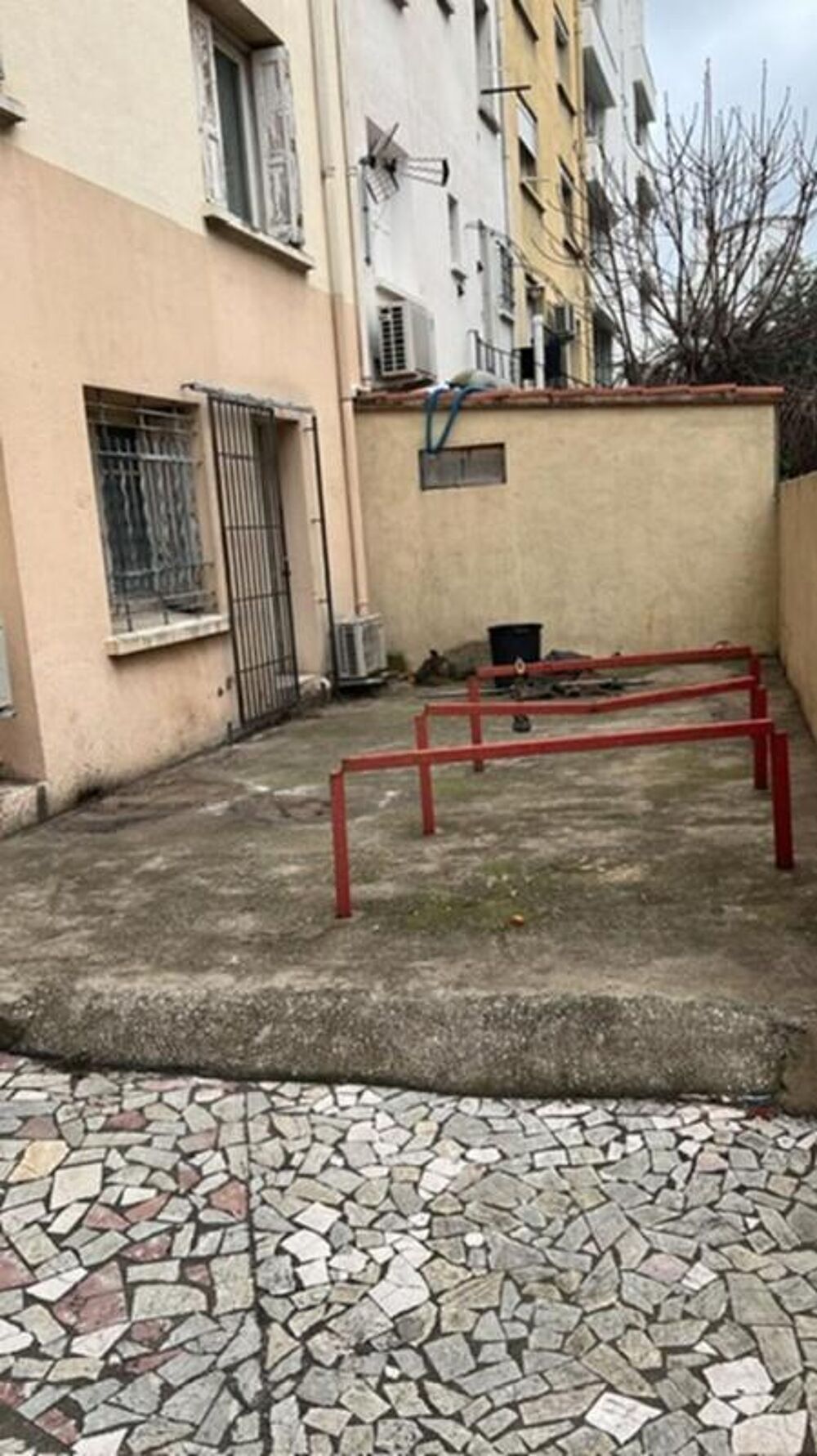 Charmant T2 de 41 m² loué avec cour loué à 458 + 60 euros de charges
