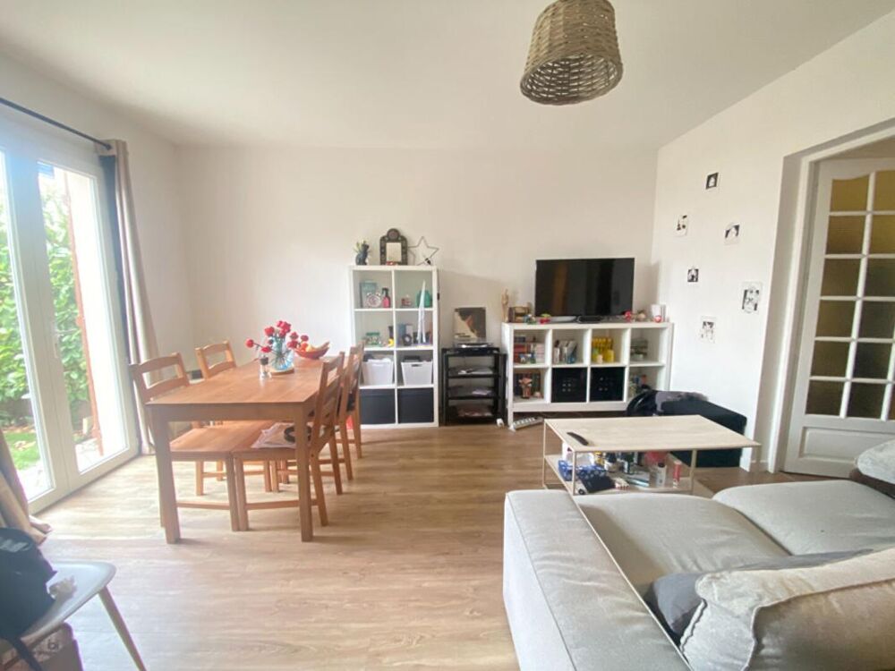 Maison divisée en deux appartements avec jardinet