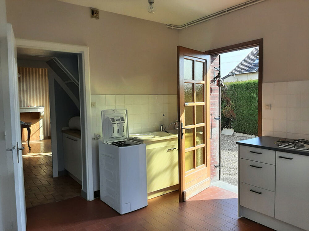 MAISON MITOYENNE SUR 2 NIVEAUX AVEC POTENTIEL D'AGRANDISSEMENT. GARAGES ET DÉPENDANCES