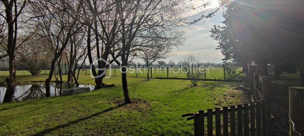 À Vendre  Magnifique Propriété Traditionnelle avec Prestations dException à 15 minutes de Saint Cyr sur loire
