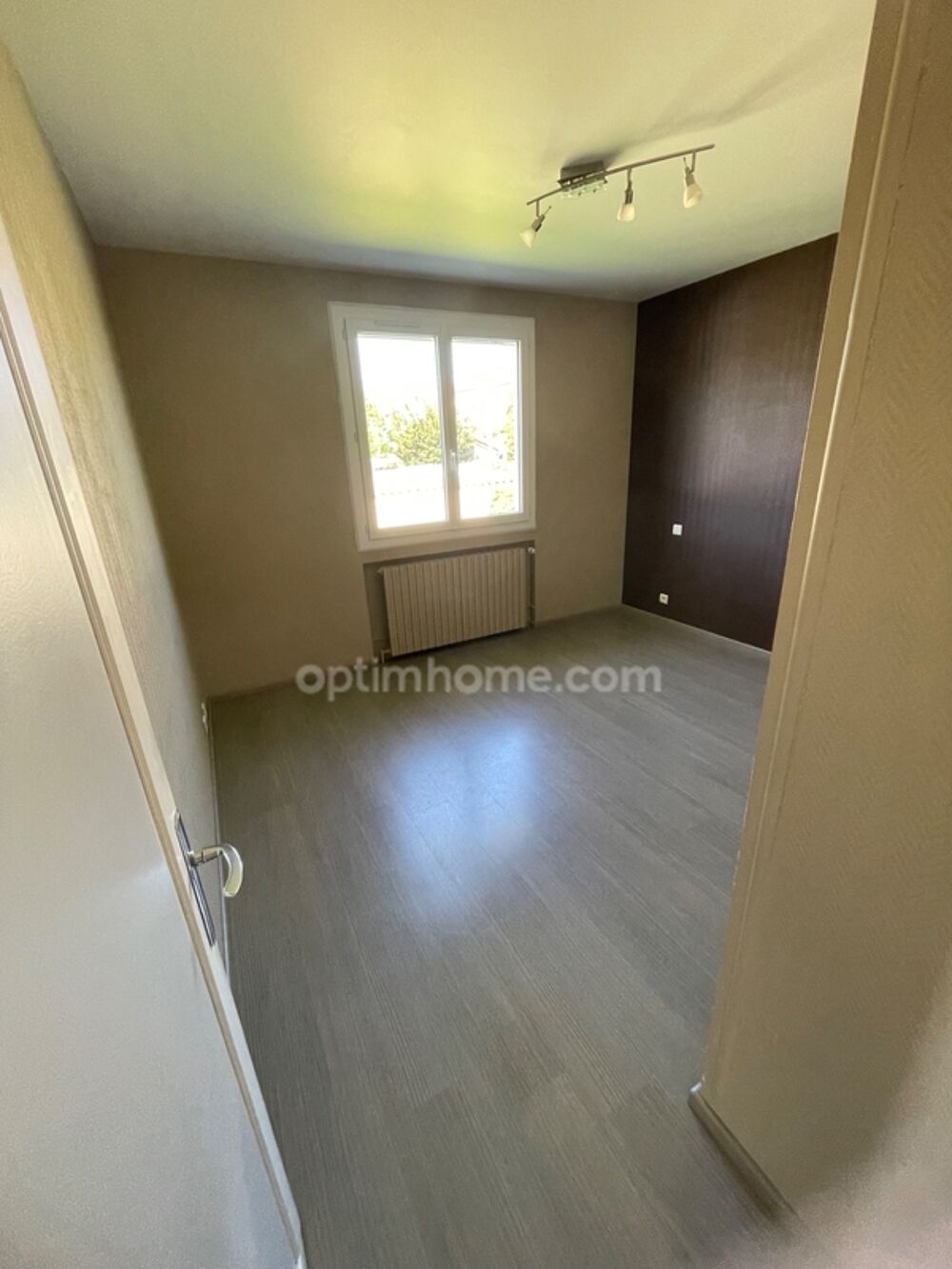 Vente Maison ? Maison lumineuse avec grand séjour, sous-sol complet de 80 m² et terrain de 800 m² exposé sud-est, à deux pas des écoles et co Montbrison