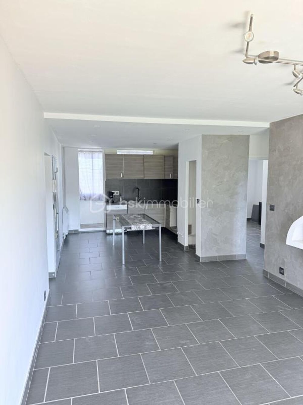 Vente Appartement ? Coup de cœur assuré ! Lumineux T3 traversant au dernier étage avec terrasse plein sud, vue dégagée, cave et résidence sécurisé Salon de provence