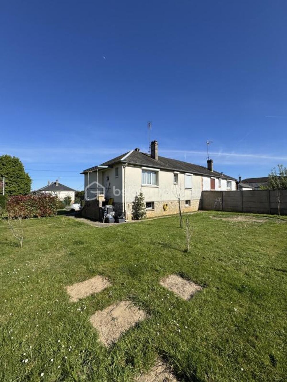 Maison de caractère à rénover  séjour lumineux et jardin de 500 m²