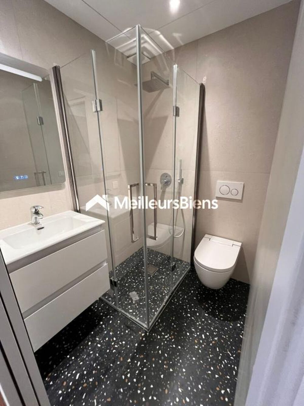 NICE EST  2 CHAMBRES +SALON+ BUREAU  BIEN ATYPIQUE À FORT POTENTIEL