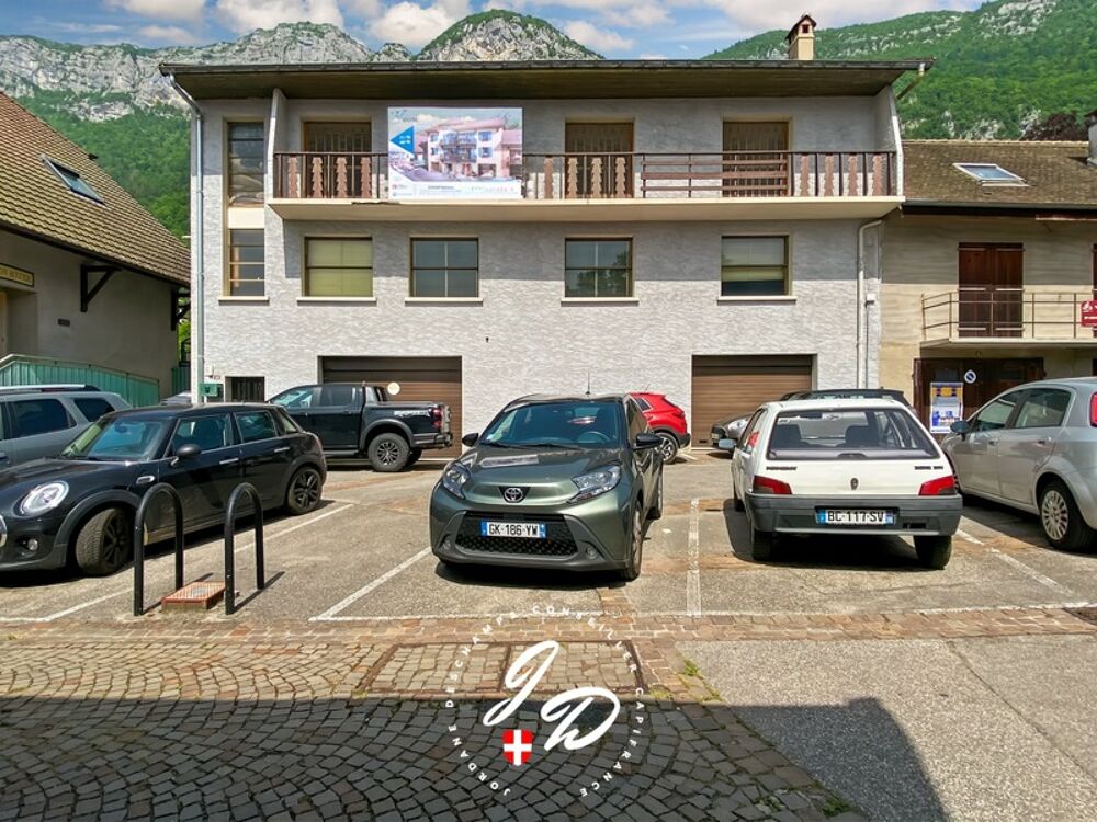Un joyau au coeur de Veyrier-du-Lac ?  Appartement T4 dexception de 94 m² avec vue sur les toits et échappée sur le lac dAnnec
