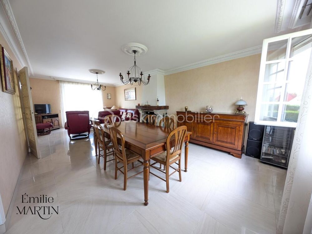 À Liffré, dans un quartier très recherché, venez découvrir cette jolie maison familiale pleine de charme et de potentiel !