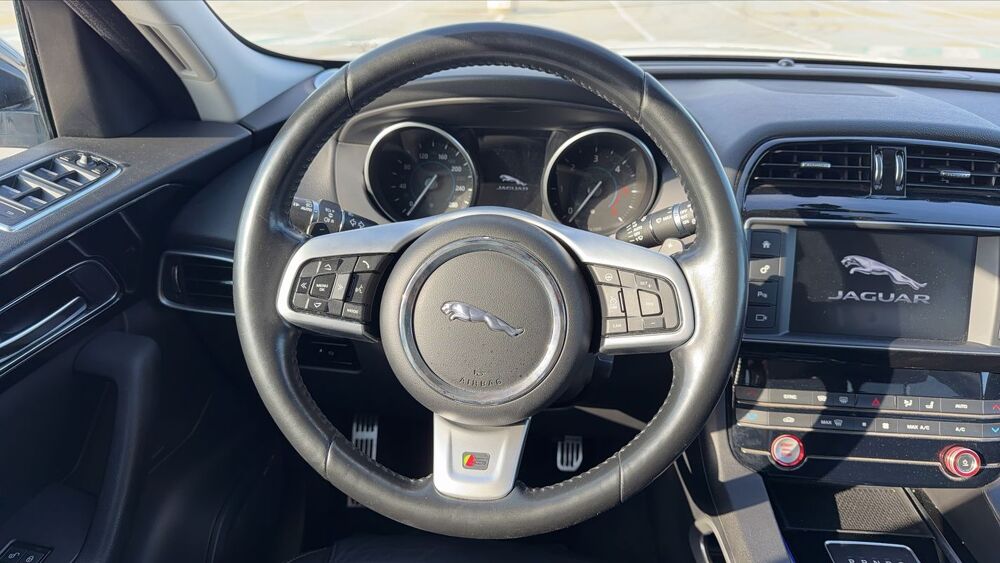 F-PACE 3.0 V6 300 AWD BVA8 R-Sport - Automatique 2017 occasion 83600 Frejus