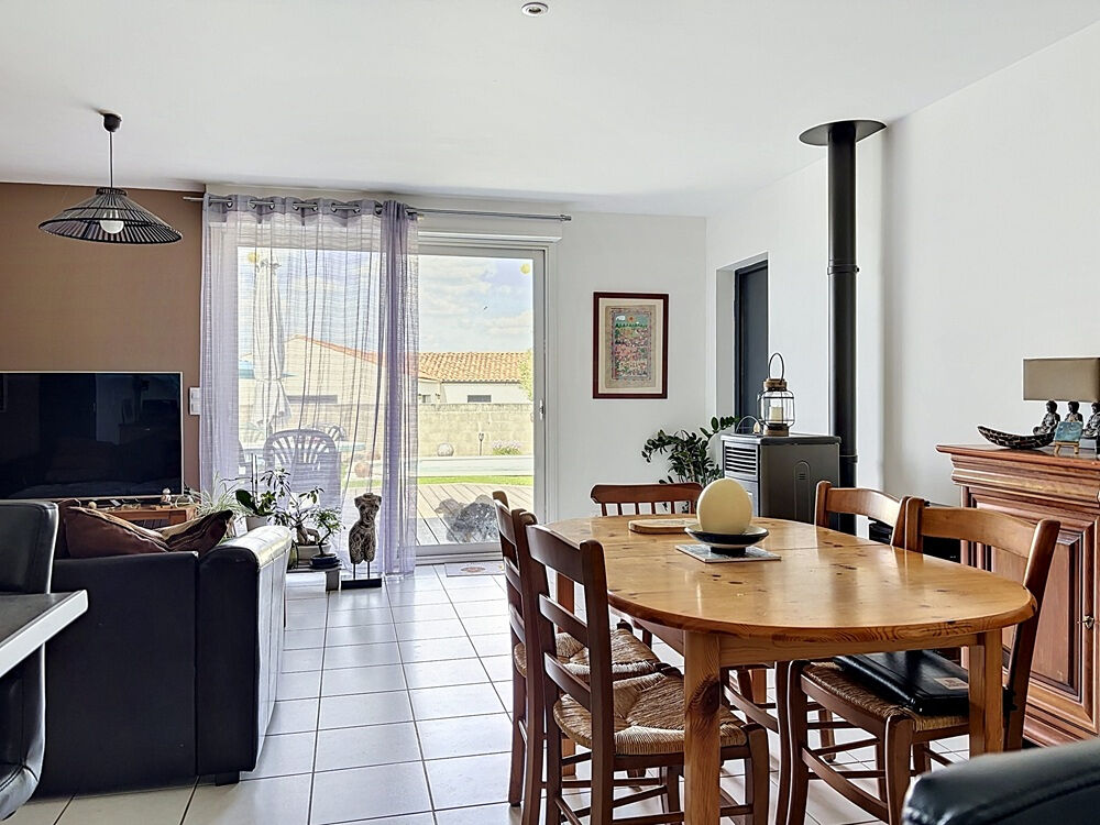 Maison de plain-pied 2015 - 3 chambres - Piscine - Garage - Quartier résidentiel - Centre village