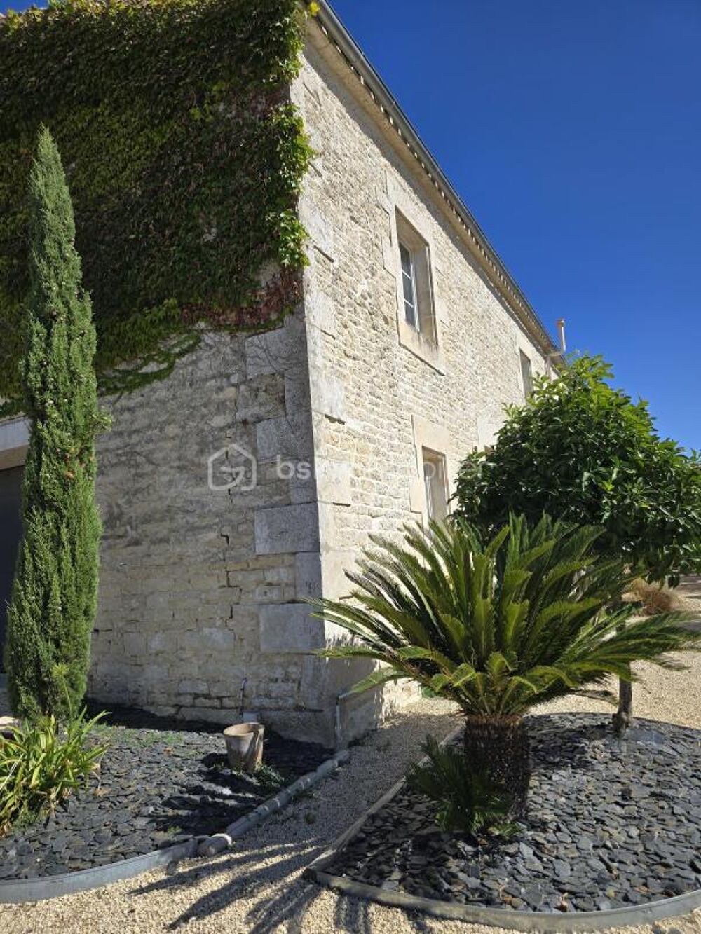Longère de caractère avec piscine, dépendances et vaste terrain  Benet