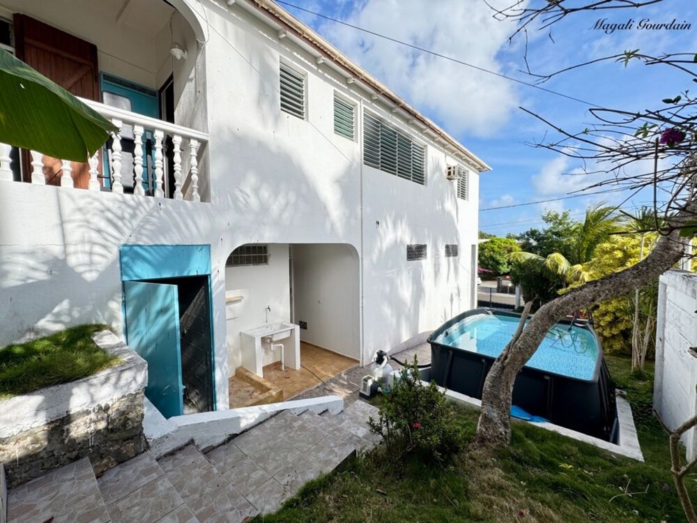 A VENDRE - PROPRIÉTÉ AVEC DEUX HABITATIONS INDÉPENDANTES AU COEUR DUN JARDIN TROPICAL À SAINTE-ANNE