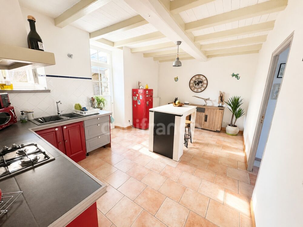 Maison de caractère 162 m² avec 3 dépendances à Corme-Royal
