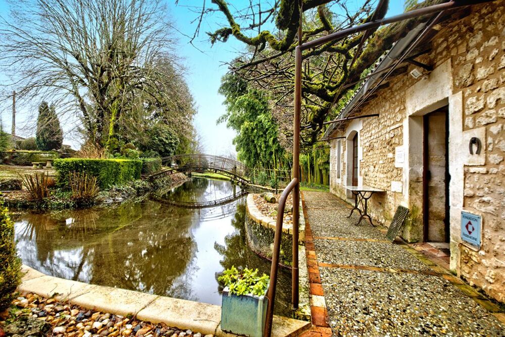 Vente Immeuble À vendre  Moulin classé du XVI siècle avec chambres d'hôtes et gîte en Charente-Maritime Saint maigrin
