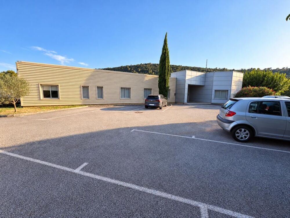   À VENDRE – BUREAUX 800 M² SUR 8 000 M² DE TERRAIN – VISIBILITÉ RN7 – BRIGNOLES (83) 