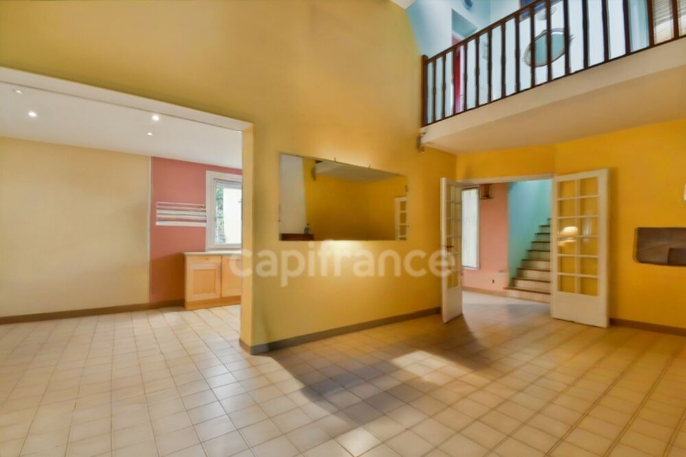 À vendre à Nébian, dans lHérault, villa familiale de 146 m² comprenant 5 pièces et 4 chambres, implantée sur un terrain de 628
