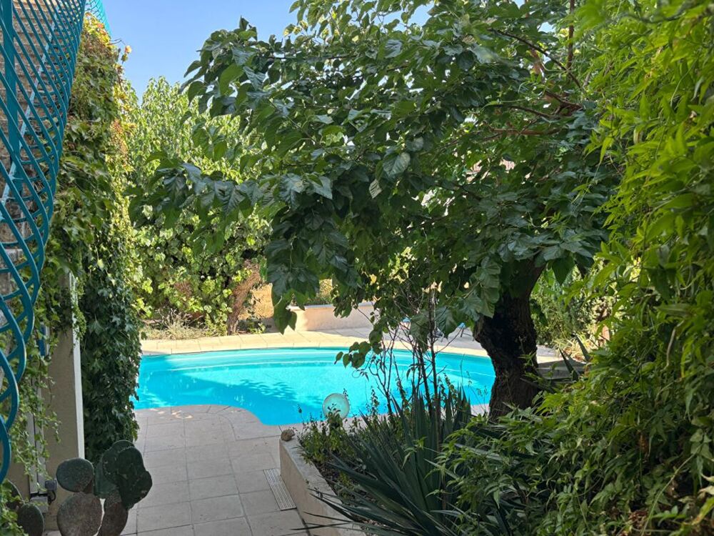 Propriété ancienne avec jardin, piscine, grand garage