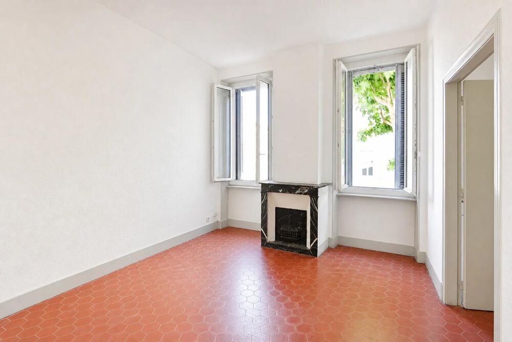 Immeuble de 5 lots et 2 locaux commerciaux 301 m² à Alès