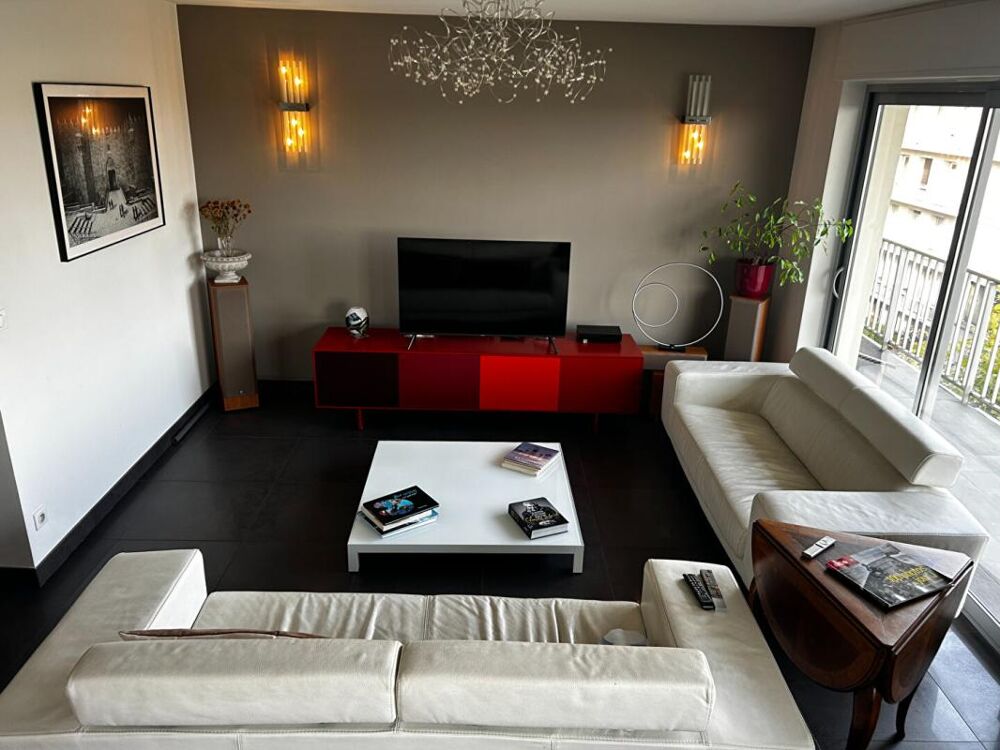 Vente Appartement Exceptionnel à Roanne : 167 m² traversants, trois balcons, deux garages et aucun travaux à prévoir Roanne