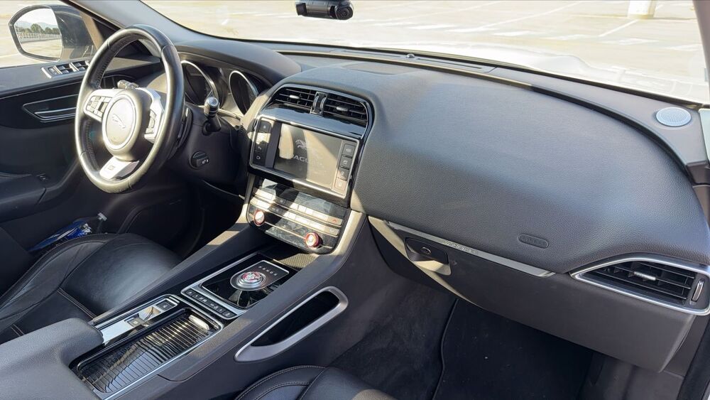 F-PACE 3.0 V6 300 AWD BVA8 R-Sport - Automatique 2017 occasion 83600 Frejus