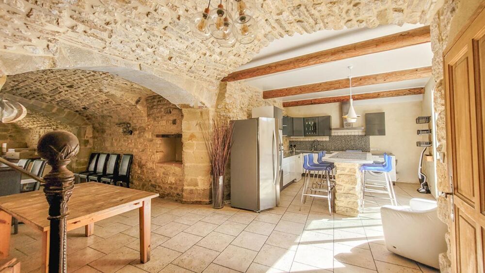 Maison en pierres rénovée avec cour et terrasses