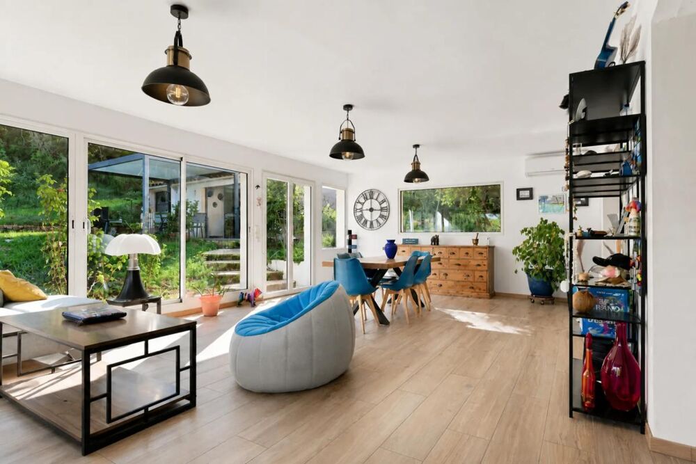 Vente Maison MAISON DE 190 M² – 9 PIÈCES – 5 CHAMBRES – TERRAIN DE 4 500 M² Cuges les pins