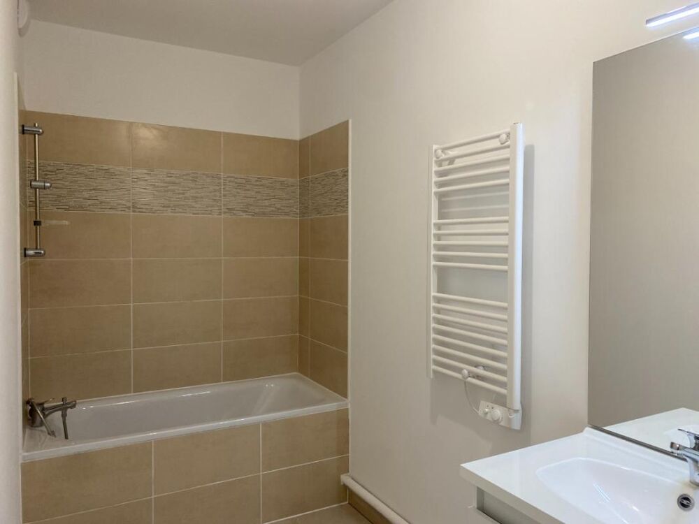 Location Appartement T3 avec balcon et parking à ARLES Arles